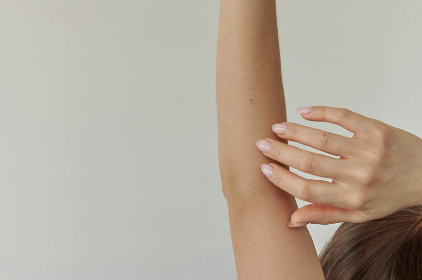 Uklanjanje masnih naslaga i zatezanje kože (ruke)